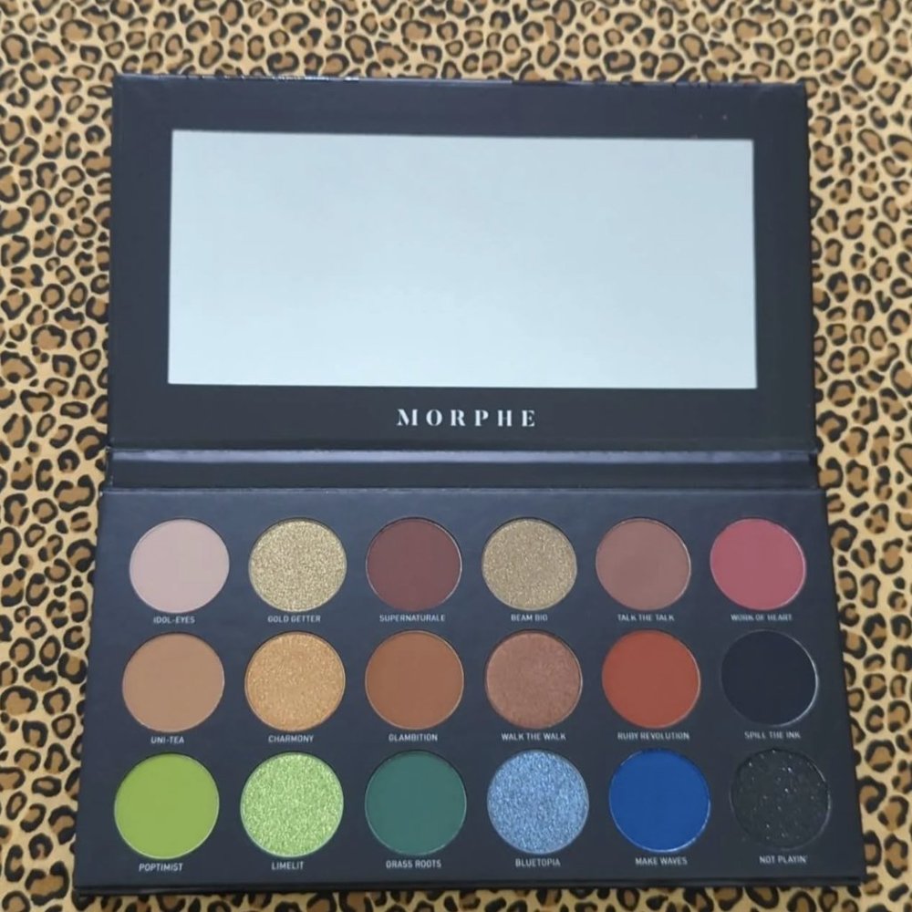 MORPHE - MAKE IT BLACK 18 shades of pigment packed matte & shimmer eyeshadows